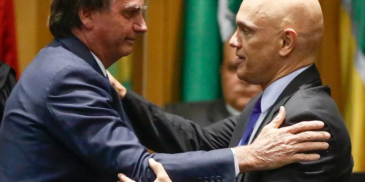 TSE: Alexandre de Moraes assume ‘comando’ de eleições ‘sem trégua à vista’ com presidente