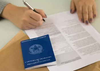 Eleições 2022: 1 em cada 5 candidatos é empresário ou advogado; cresce o nº de PMs e jornalistas, cai o de professores e estudantes