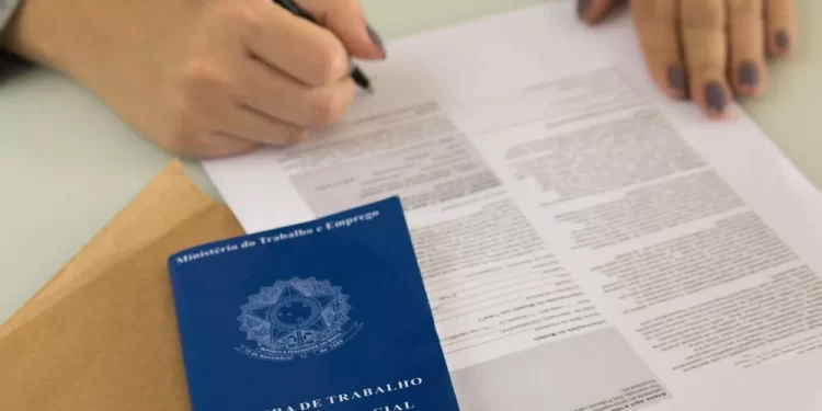 Eleições 2022: 1 em cada 5 candidatos é empresário ou advogado; cresce o nº de PMs e jornalistas, cai o de professores e estudantes