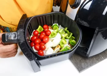 Air fryer: cozinhar com fritadeira elétrica é mais saudável e barato do que com forno?
