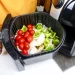 Air fryer: cozinhar com fritadeira elétrica é mais saudável e barato do que com forno?