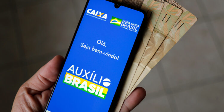 Auxílio Brasil: início de pagamento pode levar eleição para segundo turno, preveem especialistas