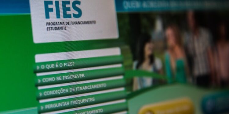 EducaçãoEducaçãoFies: pré-selecionados devem enviar informações até esta sexta-feira