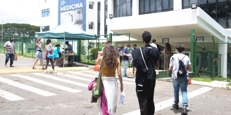 Aberto prazo para comprovar informações do ProUniNesta edição, programa oferece 190 mil bolsas parciais ou integrais