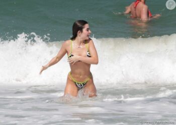 Jade Picon curtiu a Praia da Barra da Tijuca, no Rio de Janeiro