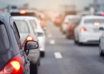 Idosa e motorista são agredidos em discussão no trânsito