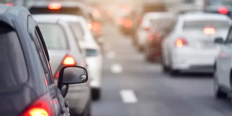 Idosa e motorista são agredidos em discussão no trânsito