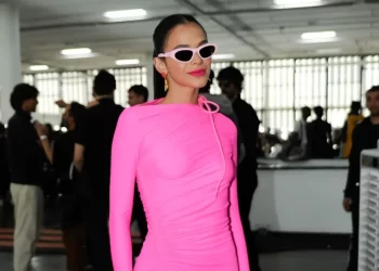 Bruna Marquezine rouba a cena com vestido Barbiecore de R$ 16 mil em evento de moda. Fotos e detalhes!