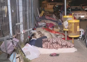 Mulher de 44 anos morre na fila de espera da assistência social