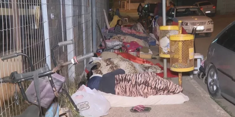 Mulher de 44 anos morre na fila de espera da assistência social