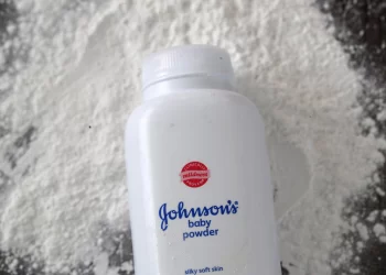 Johnson’s vai parar de fabricar talco após processo bilionário: há riscos no uso do produto? 