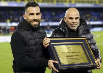 Tévez é homenageado pelo Boca Juniors em volta à Bombonera