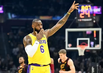 LeBron renova com os Lakers e é jogador mais valioso da NBA