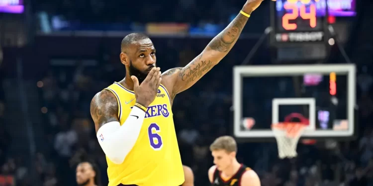 LeBron renova com os Lakers e é jogador mais valioso da NBA