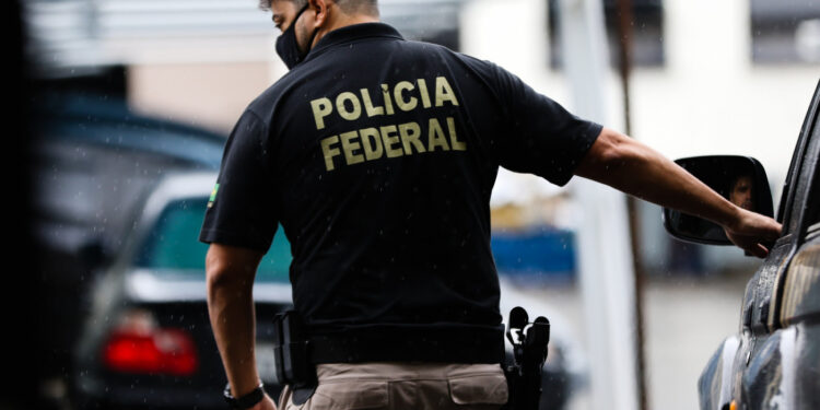 Servidores da Receita Federal são presos pela PF em operação contra corrupção e tráfico de drogas no Porto de Itaguaí