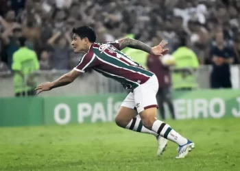 Arias interrompe entrevista de Cano e pede convocação do atacante do Fluminense à seleção argentina