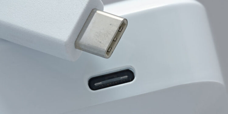 União Europeia decide padronizar carregador de celular para o tipo C