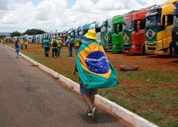 Moraes manda bloquear contas de 43 empresas por manifestações em QG do Exército