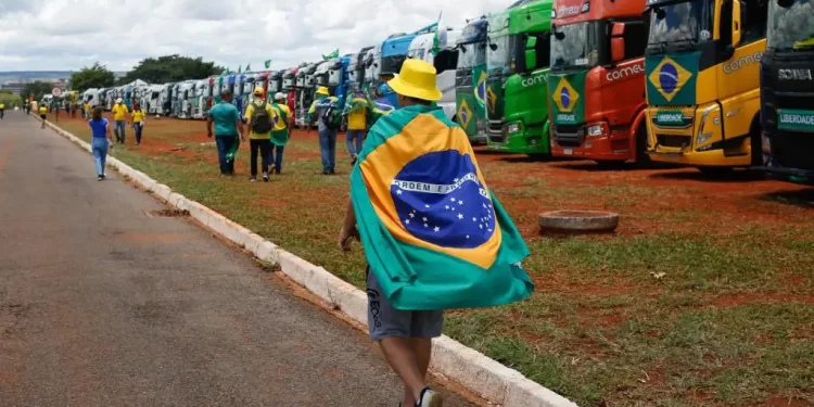 Moraes manda bloquear contas de 43 empresas por manifestações em QG do Exército