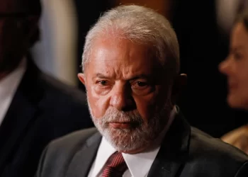 Lula diz que começará a escolher seus ministros após retornar do Egito.