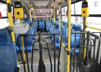 Mulher é presa por injúria racial praticada dentro de ônibus em BH