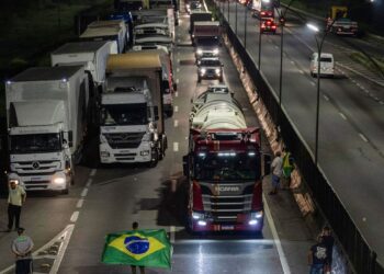 Caminhoneiros voltam a bloquear rodovias em ao menos três estados