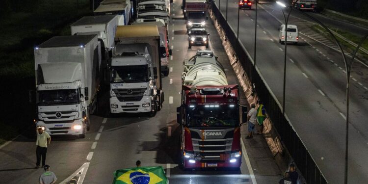 Caminhoneiros voltam a bloquear rodovias em ao menos três estados