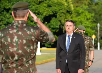 Após reclusão, Bolsonaro chega a Resende para formatura da AMAN