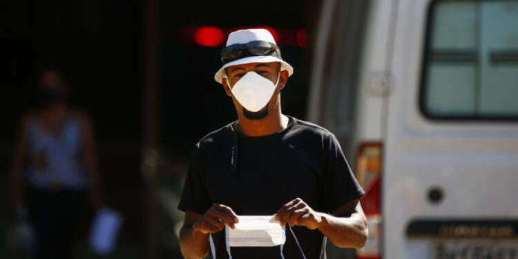 Covid-19: infectologistas defendem volta das máscaras e mais vacinação