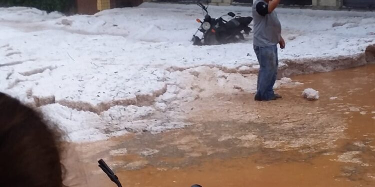 Temporal de granizo atinge Piraúba e outras cidades da Zona da Mata mineira.