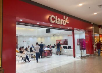 Clientes aguardam até três horas em fila de espera em busca de atendimento em loja de operadora de telefonia.