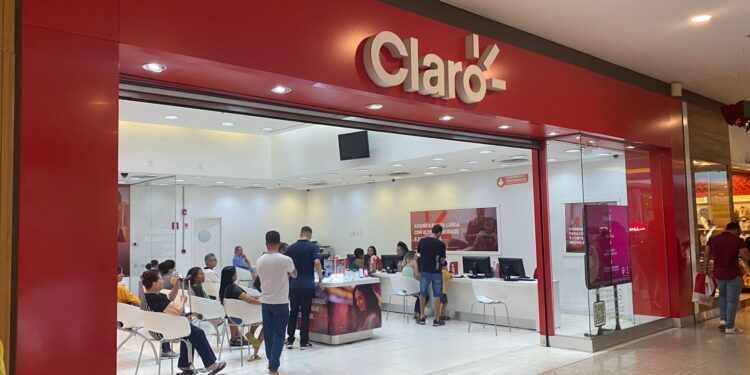 Clientes aguardam até três horas em fila de espera em busca de atendimento em loja de operadora de telefonia.