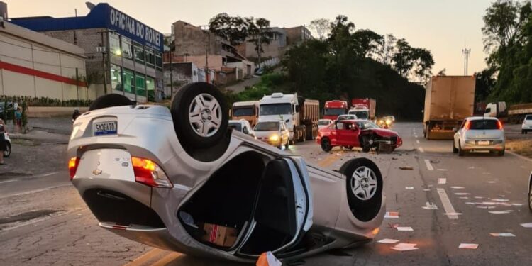 Batida de frente entre dois carros em  Conselheiro Lafaiete termina em capotamento