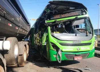 Ônibus bate em traseira de carreta e deixa feridos na Rodovia Fernão Dias.