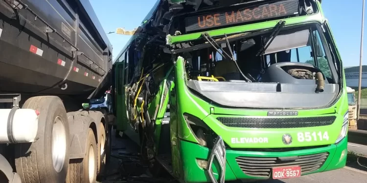 Ônibus bate em traseira de carreta e deixa feridos na Rodovia Fernão Dias.