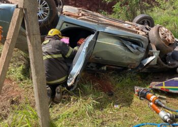 Motorista dorme no volante e capota carro na BR 040 em Nova Lima