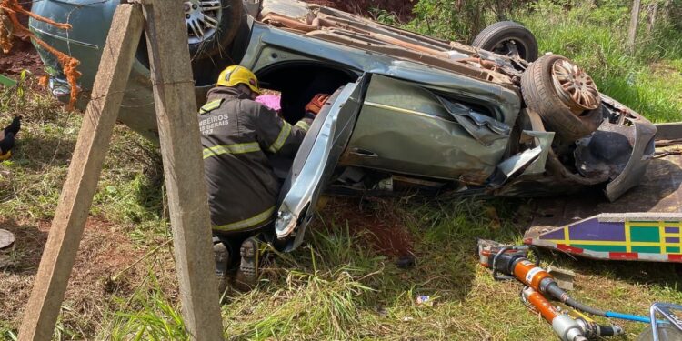 Motorista dorme no volante e capota carro na BR 040 em Nova Lima