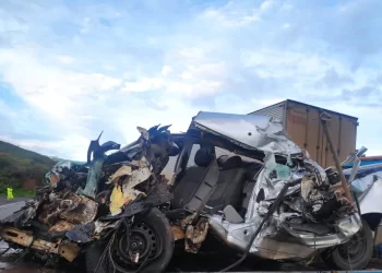 Acidente entre caminhonete e carreta deixa um morto em Sabará