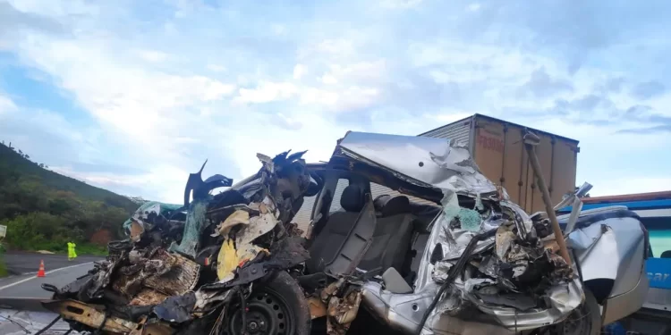 Acidente entre caminhonete e carreta deixa um morto em Sabará