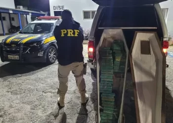 Com destino a BH motorista é preso com crack dentro de caixão.