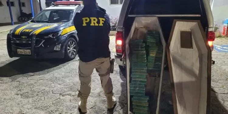 Com destino a BH motorista é preso com crack dentro de caixão.