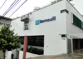 Procon aplica multa de R$ 287,5 mil ao Colégio Bernoulli por preços abusivos de uniformes em BH