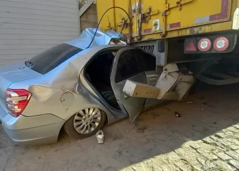 Motorista  perde controle da direção, e bate na traseira de caminhão que estava parado.