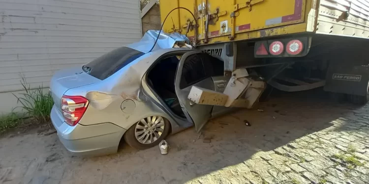 Motorista  perde controle da direção, e bate na traseira de caminhão que estava parado.