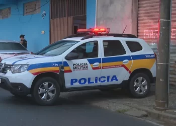 Mulher reclama da comida do companheiro, é agredida e fica com prego preso na cabeça em BH