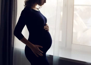 Casal de BH consegue autorização da Justiça para interromper gravidez de 5 meses