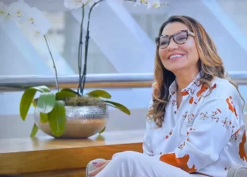 Blusa que  Janja usou no  ‘Fantástico’ custa R$ 2.580