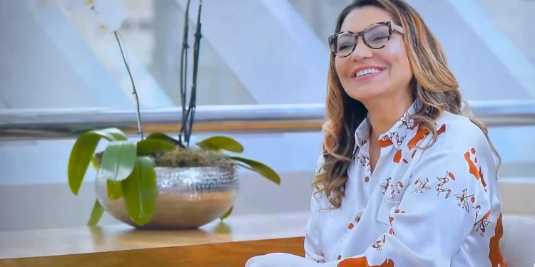 Blusa que  Janja usou no  ‘Fantástico’ custa R$ 2.580