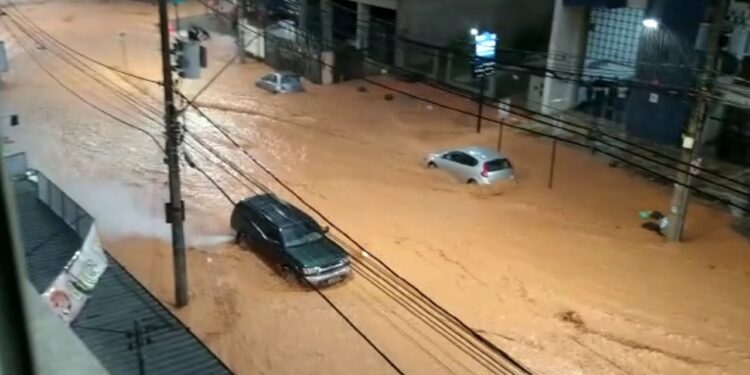Chuva causa alagamentos em João Monlevade, Região Central de MG