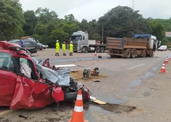 Motorista morre ao bater de frente com carreta na BR-040, em Congonhas